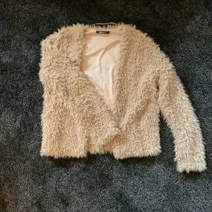 Fluffig jacka/kofta från Gina Tricot  - En tunnare jacka/kofta från Gina Tricot. Aldrig använd. I storlek M.