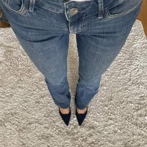 Mavi. I en lite bootcut modell i den perfekta tvätten. Är stretch i jeansen så dem är väldigt sköna på. Storlek 27/32 dvs passar mig som är XS/S. Säljer då jag inte själv använder bootcut jeans!💞🌸💕