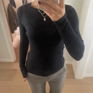 Stickad tröja - En snygg lite tajtare stickad tröja från hm, den är i bra skick och är perfekt till hösten och vintern!!!