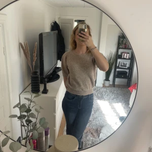 Stickad puffärm tröja - säljer denna fina beiga stickade tröjan som är köpt från vero Moda💕