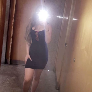 Svart klänning | Gina Tricot - En vacker, enkel svart klänning, vilket är en ”must-have” i garderoben. Den har dubbel tyg vid brösten så att man ej behöver ha BH under. Säljer då den är för liten! Den passar folk från XS-S.För mer info och bilder skriv privat.