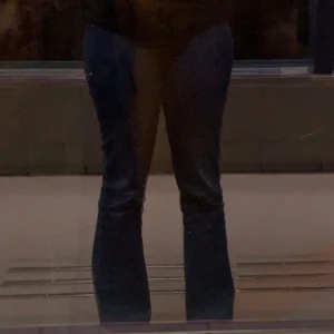 Flare jeans - Flare jeans från Gina Tricot super snygga o passar de med lite längre ben har inerbenslängd ca 90 cm passar nog alla mellan 80-90  finns i mörk blå (jeans färg)st (42) svart (lite urtvättad svart) st(40) jeans färg samt vit st (38) alla är samma modell!🤍
