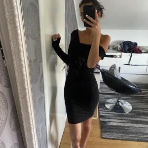 svart tajt klänning  - Varför jag väljer att sälja denna är för att den är lite kort för min smak men annars är den verkligen det snyggaste som existerar:)