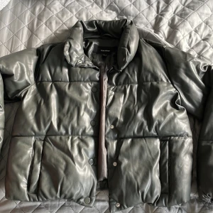 En fin skinnpuffer-jacka - En fin skinnpuffer-jacka i bra skick. Färgen är mörkgrön och jättefin.