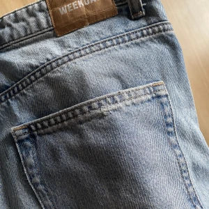 Jeans weekday mom jeans - Jeansen är i bra skick och har inga slitningar någonstans 