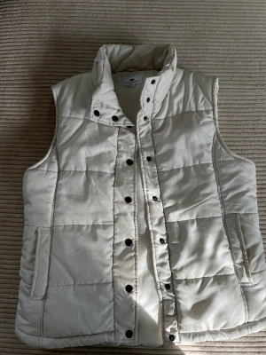 Vit väst - Läte denna second hand för ungefär 1 år sedan men inte kommit till användning för just mig! Storlek 38/40 men passar mig som har vanligtvis XS/S! Väldigt varm och bra material 