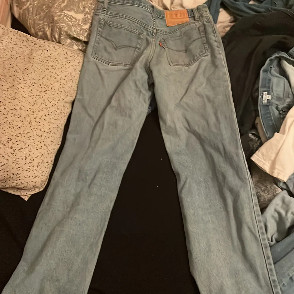 Säljer ett par Levis jeans, nypris 1300 och vill ha 400 kr för dem. Passformen är skit snygg och de sitter ass snyggt på. Jeans & Byxor.