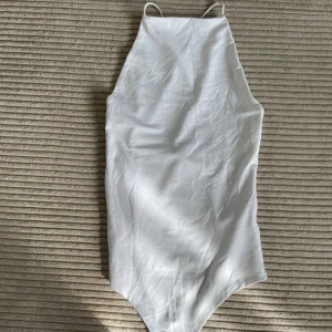 Vit body  - Säljer en vit body från new yoker som jag köpte men aldrig använt! Den är i storlek xs men passar även s.
