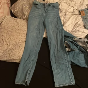 Jeans  - Säljer dessa snygga jeans som är stretchiga och sitter bra vid röven. Märke på röven men inget man märker av eller så! Säljer för 50 kr 