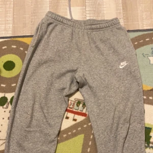 Nike mjukis  - Säljer de här nike mjukisarna från XXL, knappt använda helt nya. Nypris:600 kr.