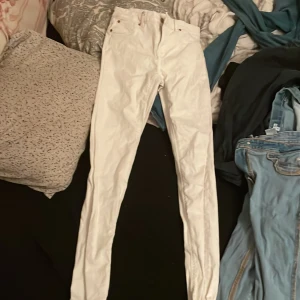 Jeans  - Ett par skinny jeans som är som nya bara att jag testat dem! Sitter väldigt fint på👍köpte för 399 