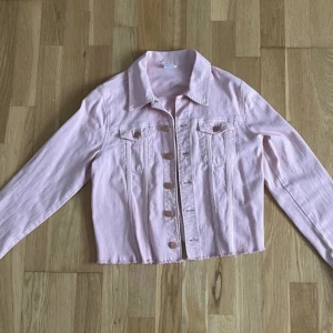 Jeans Jacka - Har använts men är på bra skick 