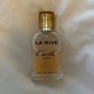 La rive parfym - La rive parfym i lukten cash. Lukar jätte gott. Har använt några gånger. Finns mer än hälften kvar.