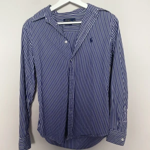 Ralph lauren skjorta  - Blå vit randig Ralph lauren skjorta. Använda någon enstaka gång. 