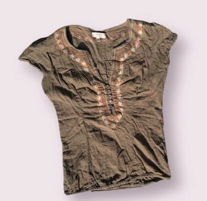 Söt blus - Fin figursydd bohemisk blus med vackra detaljer. Säljs pga att den inte kommer till användning. 