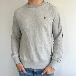 Moncler crewneck stl M  - Säljer nu denna sjukt snygga moncler tröjan som är perfekt till hösten | Skick 8/10 | Nypris 4000 kr | Mitt pris 1799 kr | (endast tröjan medföljer vid köp) | Hör av er vid minsta lilla fundering!🤝
