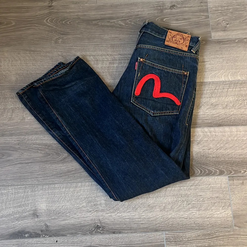 Säljer mina Älskade Evisu jeans då de inte passar längre. Rikigt fett passform som är lite loss, inga defekter och självklart äkta✅ Ytterbenlängd 110cm📏 Nypris ligger runt 3100kr💸 Har ni några frågor är det bara att höra av sig😊. Jeans & Byxor.