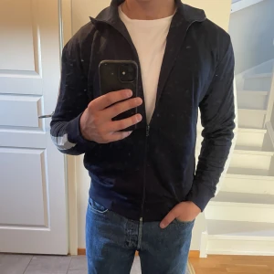 Zara ziptröja - Skön ziptröja från Zara i storlek S. En liten defekt på dragkedjan annars i väldigt bra skick. Säljer pga att den ej kommer till användning längre.