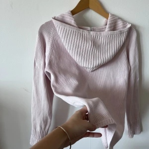 Stickad Hoodie PelleP - Stickad huvtröja från Pelle P i storlek XS. Ljusrosa jättefin färg! 