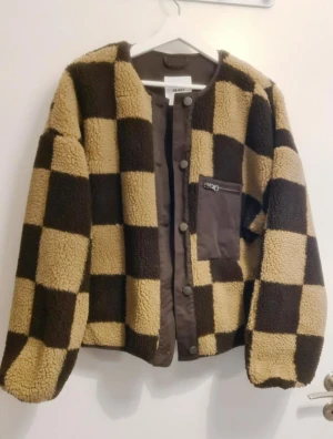 Teddy jacka från Object - Object - Jacka Teddy  Storlek: 34 (passar även dig som är 36) Endast använd en gång så i nyskick. Superfin jacka men har alldeles för många. Nypris: 929:-