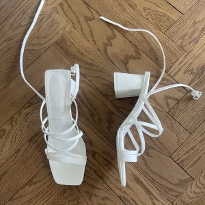 Vita klackskor - Vita klackskor från pull&bear som endast är använda 1 gång. Väldigt bra skick utöver lite smutsiga under sulan. Klacken är 7.5 cm i höjd och 4.5x5cm i bredd. Nypris: 359kr. Skriv vid frågor💕