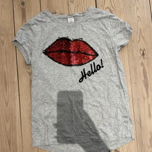 T-shirt med tryck - En barn tröja med tryck av paljetter som ändrar färg när man rör dom!