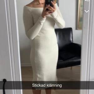 Stickad klänning  - Helt oanvänd klänning som är off shoulder/ båtringad