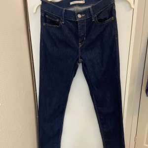 Levi’s jeans - Säljer dessa Levis jeans i fint skick för att dom är för små för mig, modellen är 710 super skinny i strl 28, hör av er för bättre bilder då bilden blev för stor för att passa in, tar endast Swish.