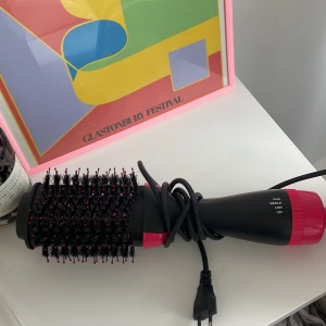 Rundborste - Rundborste för en perfekt blowout!  Använder inte pga att jag köpt en dyson. 