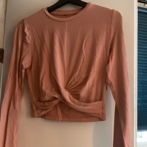 Rosa tröja - Snygg rosa tröja med cool framsida från hk&m. (Nytvättad, endast lite skrynklig av att ha legat i garderoben) 🤍