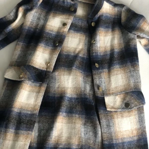 En kappa med en stickat tröja  - Strorlek:164  Den är helt ny jag fick den av min kusin men den var för liten