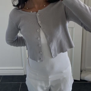 Kofta - Säljer min tröja som kan använda som en topp eller en kofta