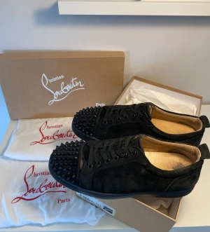 💫Christian Louboutins💫 - Christian Louboutin jr spikes. Storlek: 41.5. Skick: använt skick, avgör själv utifrån bilderna! Og box, dustbags och kvitto/äkthetsbevis medföljer🥂 Vid frågor, fler bilder eller andra funderingar så är det bara att skicka ett meddelande!✅