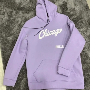 Chicago hoodie - Säljer denna as feta Chicago Bulls hoodien! Topp kavlité och väldigt fin färg! Tröjan har kommit till användning vid ca 2 tillfällen! I tröjan står det att den är i stl Xl men passar mig som bär M! Vid funderingar skriv!