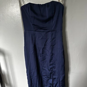 Balklänning - Jätte fin mörkblå balklänning som tyvär aldrik kom till användning då den var för liten, den har rhinestones som ska hända på armarna och den har även en slit längst benet. Prislappen sitter kvar och den skulle passa någon som har storlek xs/s.