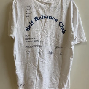 T-shirt med tryck - En vit T-shirt med tryck från Cubus. Använd ett fåtal gånger så den är som ny! 