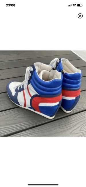 Skor - Skor med klack, finns lite slitage 