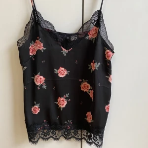 Silkes linne - Ett silkes linne från HM med blomtryck. Aldrig använt så är i nyskick 