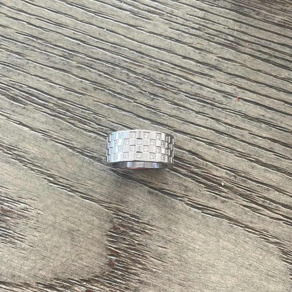 Silver ring ”chess” från edblad, storlek 18.50mm, rostfritt stål, nypris 449kr, andra bilden är lånad av en tjej på plick för att visa färgen bättre. Accessoarer.