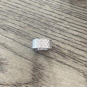 Silver ring ”chess” från edblad, storlek 18.50mm, rostfritt stål, nypris 449kr, andra bilden är lånad av en tjej på plick för att visa färgen bättre