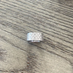Edblad ring - Silver ring ”chess” från edblad, storlek 18.50mm, rostfritt stål, nypris 449kr, andra bilden är lånad av en tjej på plick för att visa färgen bättre