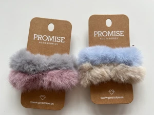 Hårtofsar  - Hårtofsar från Promise accessories aldrig använda köpta i Spanien. Säljes 100kr för båda. 