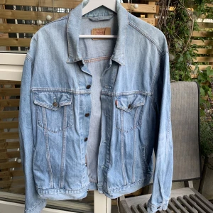 Levis Jeansjacka  - Jeansjacka från Levis i storlek XL! Jag brukar ha storlek M och blir en oversize jacka på mig! Super fin och i bra skick! Frakt ingår eller kan mötas i Stockholm.