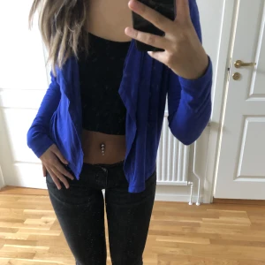 Tunn kofta - Superfin tunnare kofta i blå färg. Använd fåtal gånger och är i mycket bra skick!!