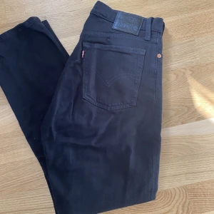 Levi’s jeans  - Levi’s wedgie straight. Raka jeans i svart tvätt. 