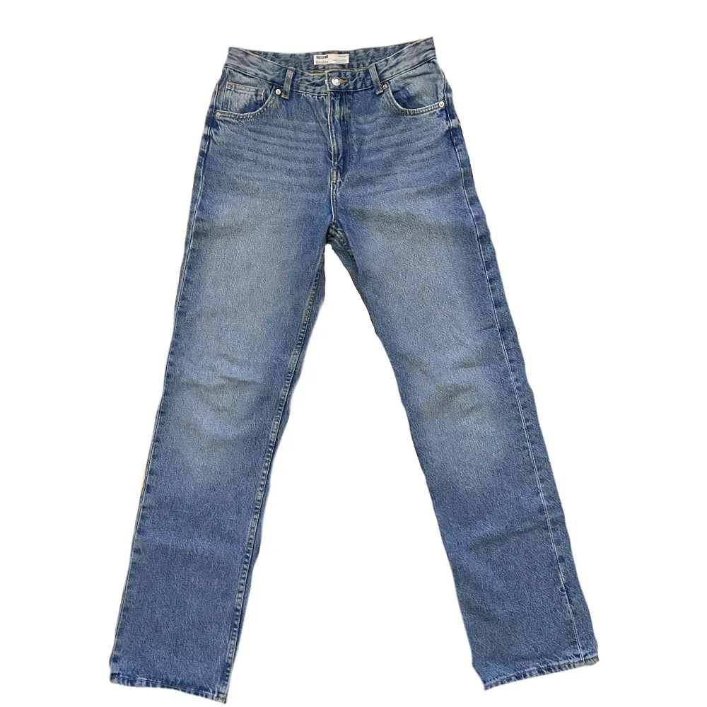 As snygga raka jeans från Bershka! Säljer då jag har ett annat par i nästan exakt samma färg och använt väldigt sällan😋  Nyskick!!  Är storlek 27/32 (36). Jeans & Byxor.