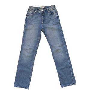 As snygga raka jeans från Bershka! Säljer då jag har ett annat par i nästan exakt samma färg och använt väldigt sällan😋  Nyskick!!  Är storlek 27/32 (36)