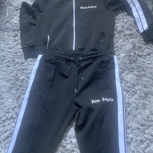 Palm angels tracksuit - Jättefin Palm angels tracksuit till ett billigt pris , tags finns kvar på byxorna , aldrig använd då ja fick den i present men inte tyckte om den. 800kr för hela tracksuiren.  Först till kvarn som gäller!