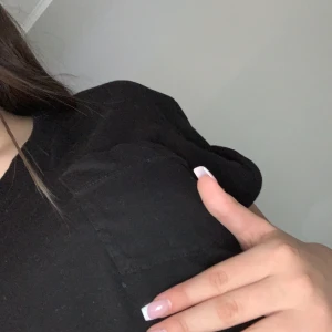 T shirt/ magtröja - Den har en ficka på höger sida på bröstet aldrig användt den heller hitta den i min garderob💕💕