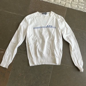 A.P.C tröja, sweatshirt  - Super fin APC tröja i nyskick. står M men skulle säga mer s. Fråga gärna om mer bilder eller andra frågor